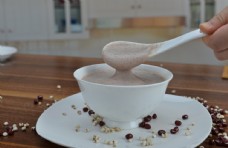 咖啡杯一碗红豆薏米杏仁粉