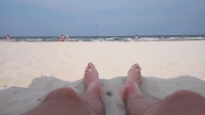 人物沙滩沐浴阳光视频