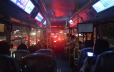 503路公交车上的夜景