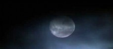 黑夜月亮悬挂天空深夜云层涌动高清视频实拍素材
