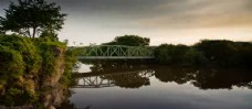 河流上边的小桥河岸边的小树河流倒影自然风光风景高清实拍素材