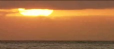 海水平面上的日落特写镜头标清实拍素材