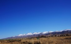 草原雪山