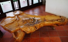 雕刻木桌