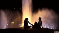 夫妇在喷泉