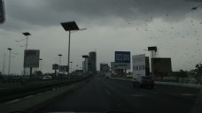 墨西哥在高速公路上下雨