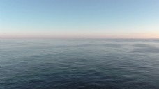 早晨平静的海洋镜头