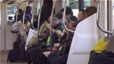 4G在火车上使用智能手机的通勤者