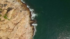 悬崖和水的空中镜头