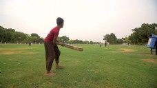 印度孩子玩板球游戏。