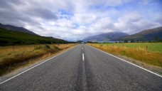 空旷的新西兰乡间小路