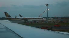 飞机滑行在樟宜国际机场
