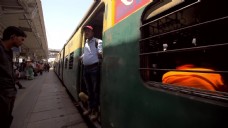 列车驶入印度火车站