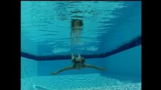 年轻女子游泳高清实拍视频素材