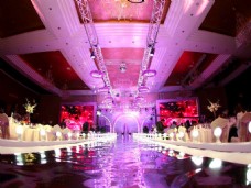 大型酒店紫色主题婚庆布置图