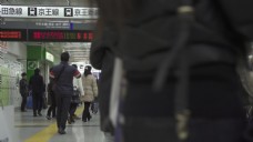 人群穿过新宿车站东京