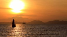 景观水景漂浮在落日水中的亚洲帆船